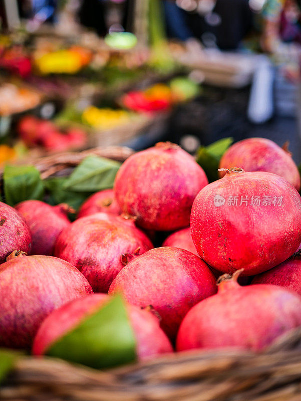 近距离观察一篮新鲜健康的红石榴(Punica Granatum)